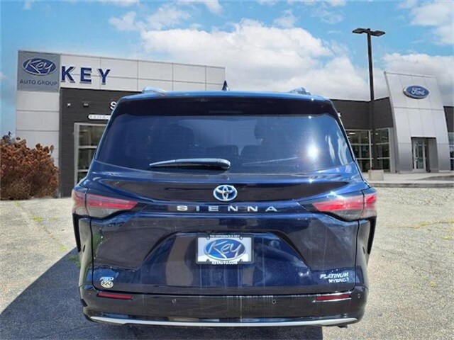 2023 Toyota Sienna Platinum photo 4
