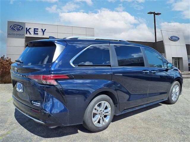 2023 Toyota Sienna Platinum photo 3
