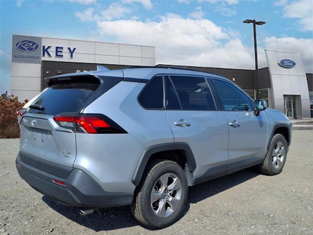 2022 Toyota RAV4 XLE photo 3