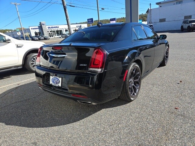 2019 Chrysler 300 Touring photo 2