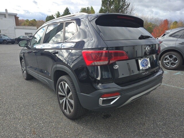 2024 Volkswagen Taos SE photo 2