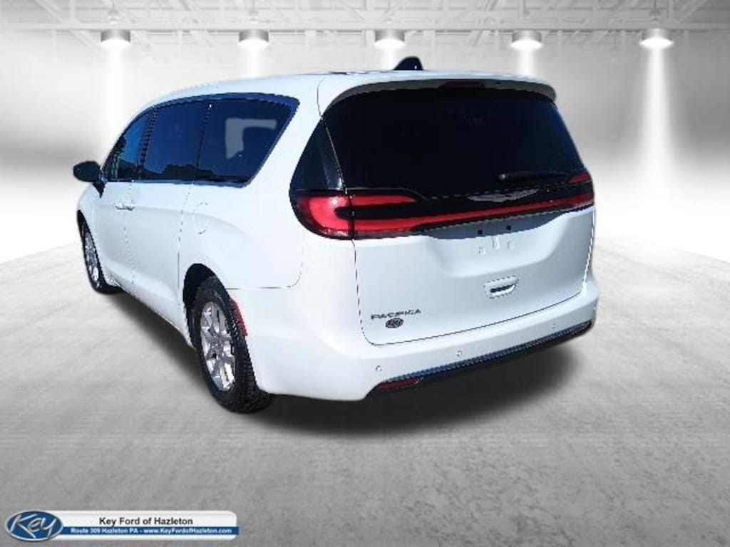 Used 2023 Chrysler Pacifica Touring L Minivan/Van