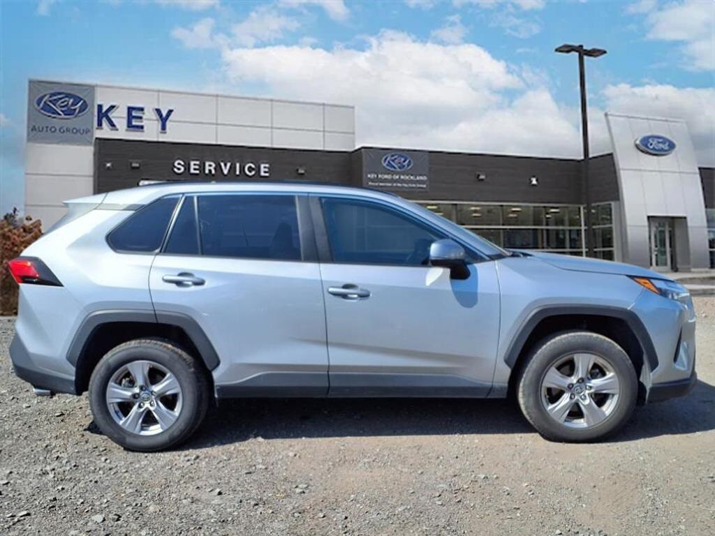 2022 Toyota RAV4 XLE photo 2