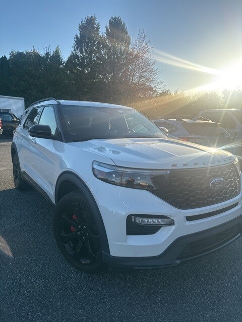2023 Ford Explorer ST photo 2