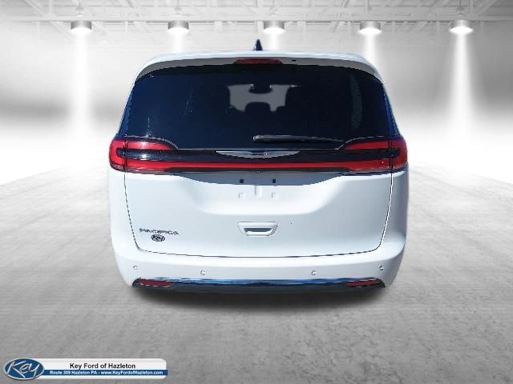 Used 2023 Chrysler Pacifica Touring L Minivan/Van