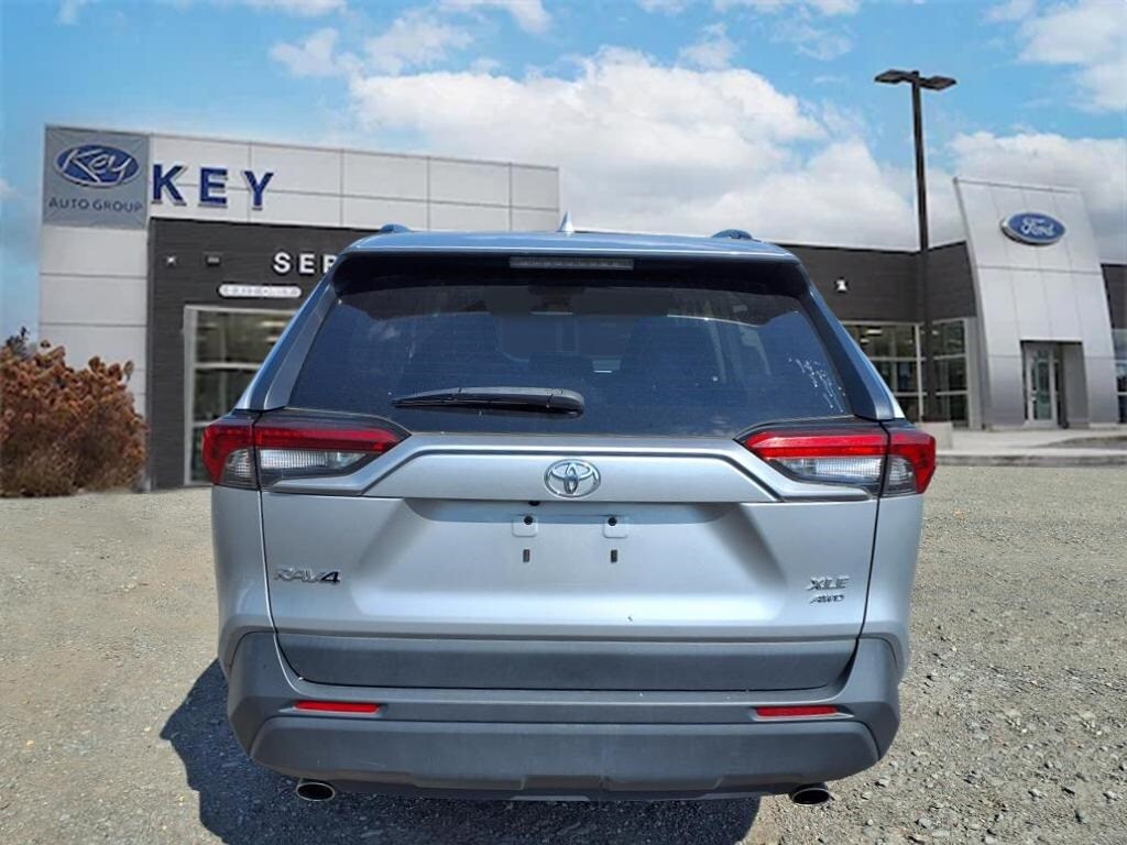 2022 Toyota RAV4 XLE photo 4