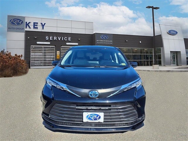 2021 Toyota Sienna LE photo 2