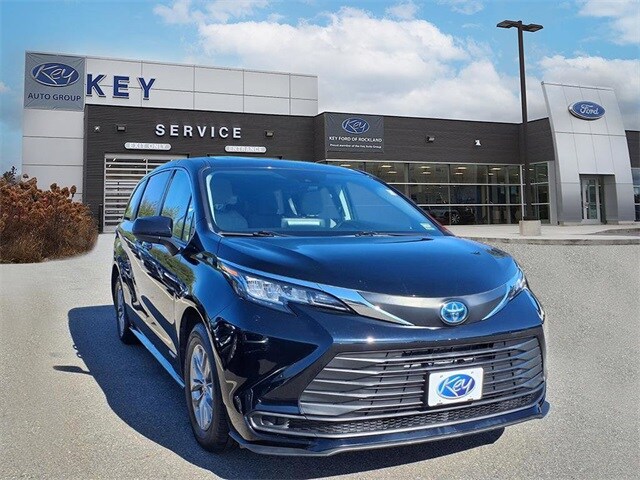 2021 Toyota Sienna LE photo 3