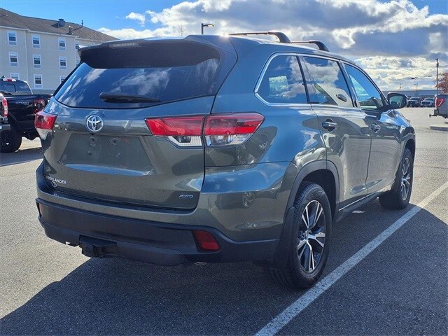 2017 Toyota Highlander LE photo 4