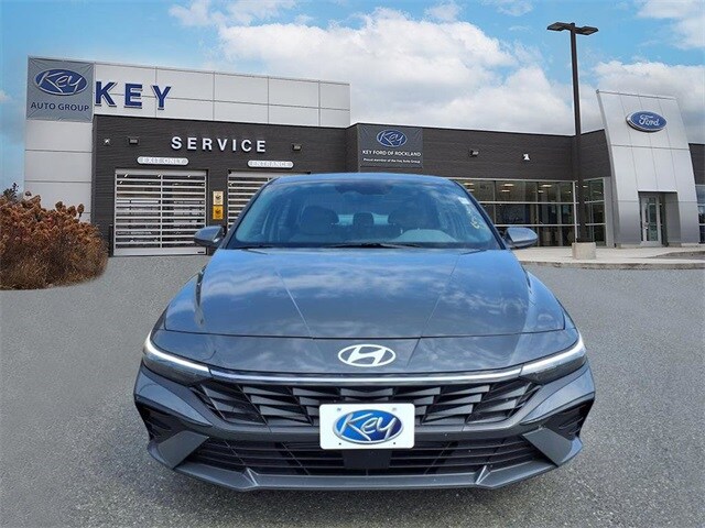 2025 Hyundai Elantra SEL Convenience photo 2