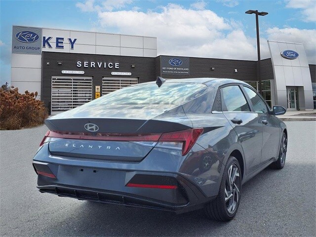 2025 Hyundai Elantra SEL Convenience photo 4