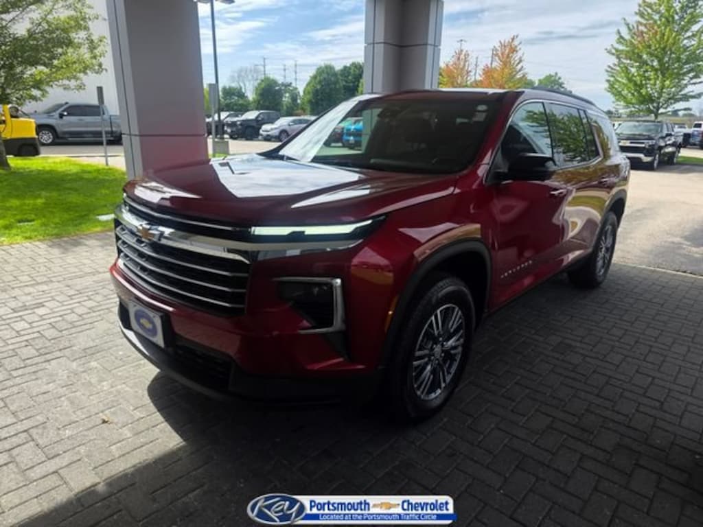 Used 2025 Chevrolet Traverse LT SUV