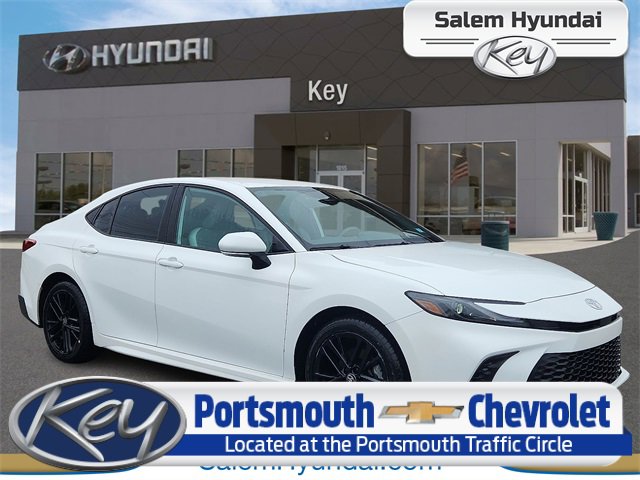 2025 Toyota Camry SE's photo