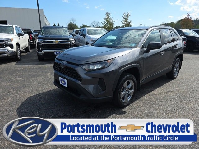 2022 Toyota RAV4 LE's photo