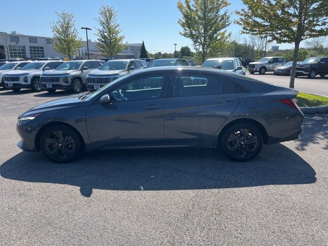 2023 Hyundai Elantra SEL photo 2
