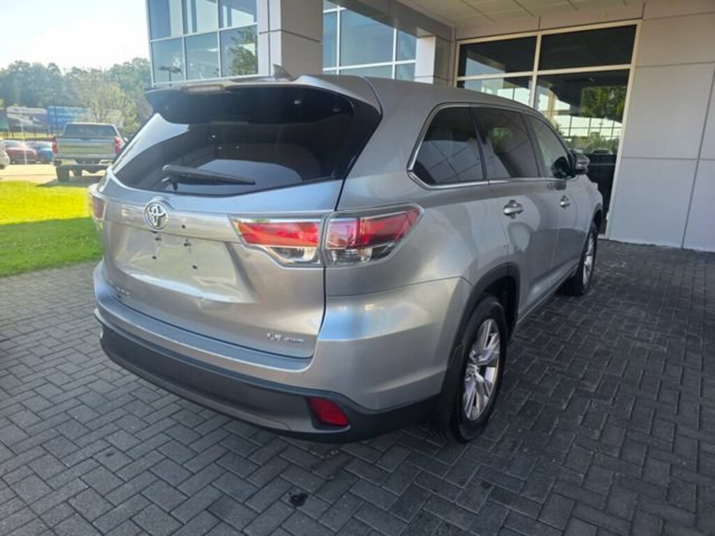 Used 2016 Toyota Highlander LE Plus V6 SUV
