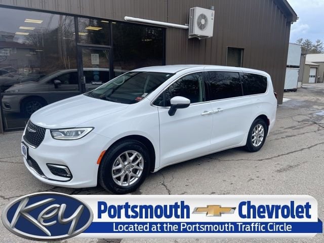 2023 Chrysler Pacifica Touring L's photo