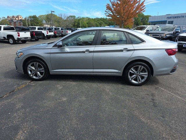 2024 Volkswagen Jetta SE photo 2