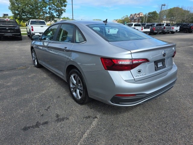 2024 Volkswagen Jetta SE photo 3