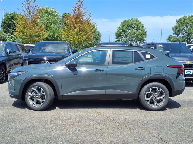 2025 Chevrolet Trax LT photo 2