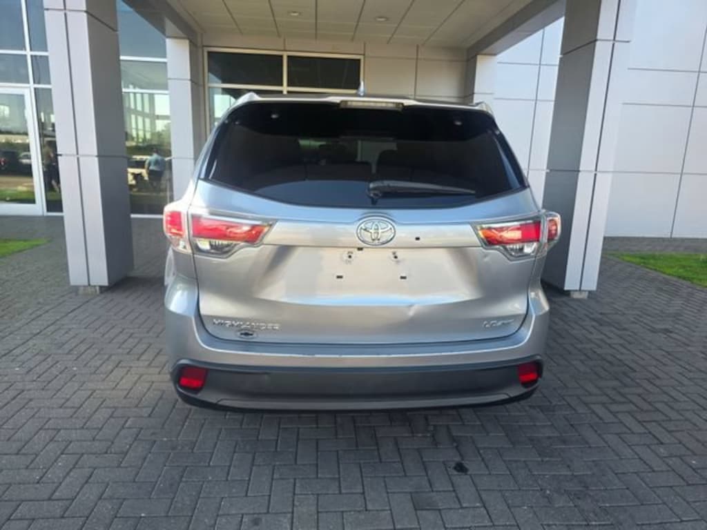 Used 2016 Toyota Highlander LE Plus V6 SUV