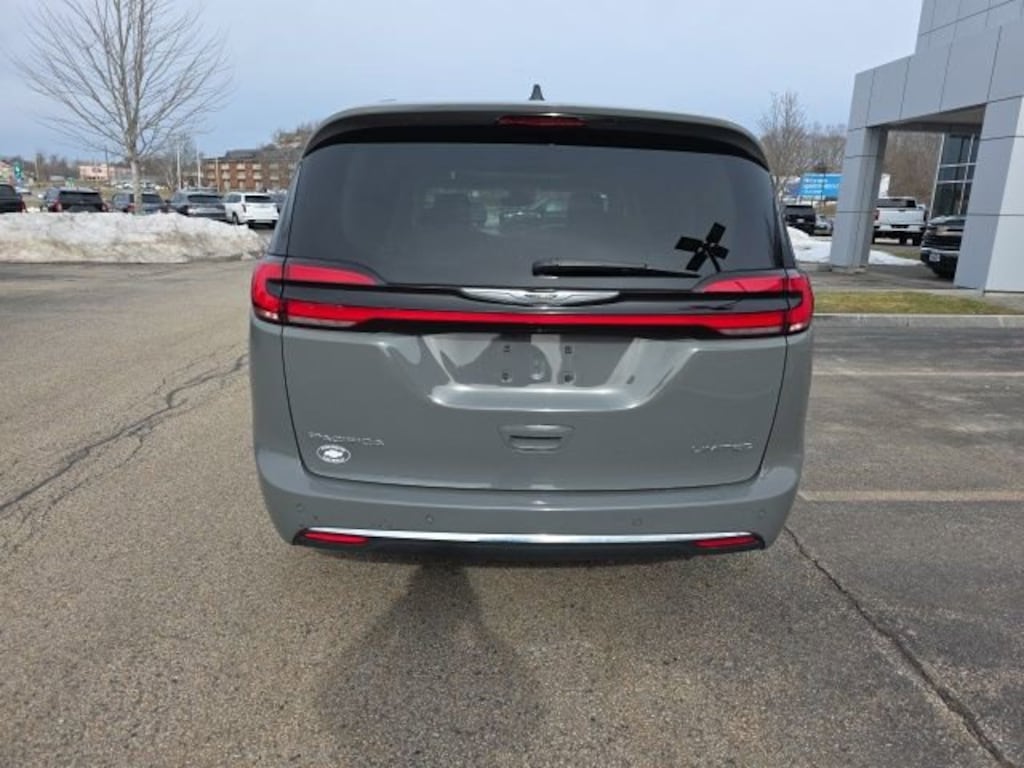 Used 2023 Chrysler Pacifica Limited Minivan
