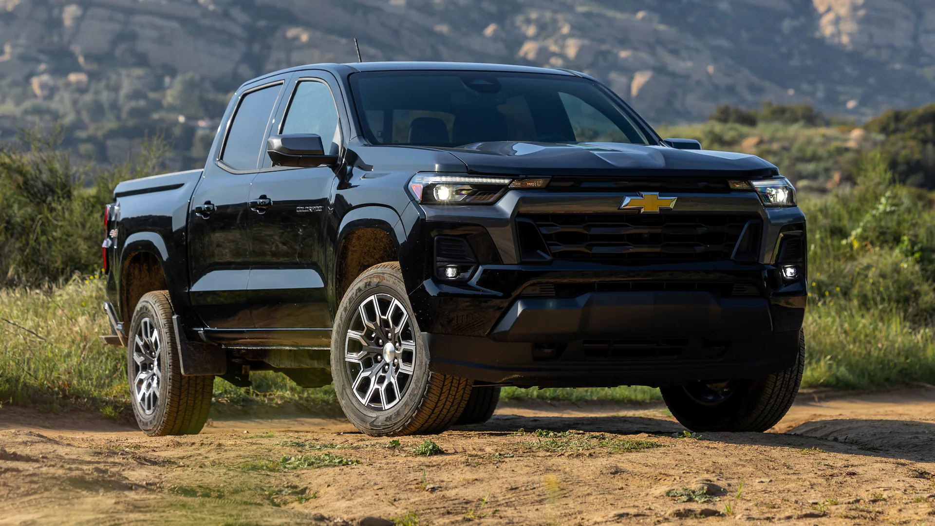 001-2024-chevrolet-colorado-lt-lead.webp