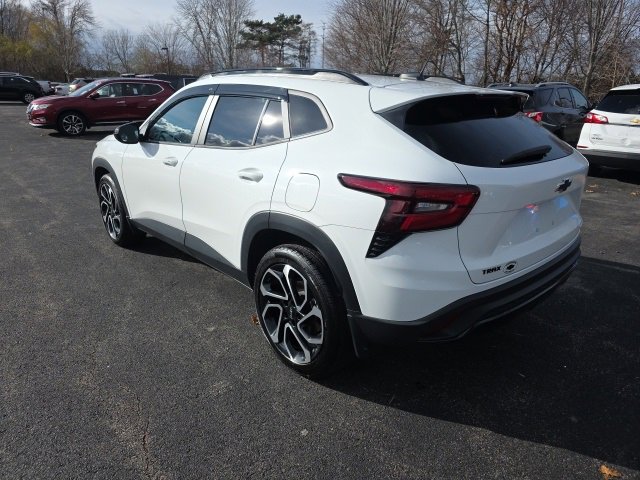 2024 Chevrolet Trax photo 2