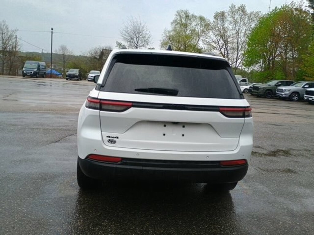 Used 2023 Jeep Grand Cherokee Altitude 4x4 SUV