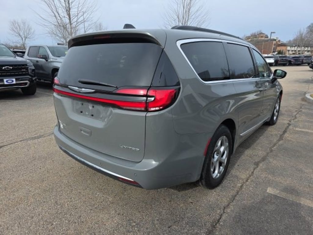 Used 2023 Chrysler Pacifica Limited Minivan