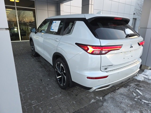 2023 Mitsubishi Outlander SE photo 2