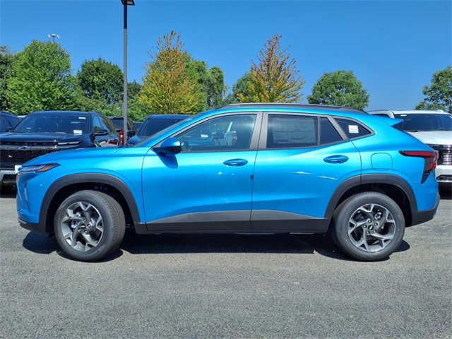2025 Chevrolet Trax LT photo 2