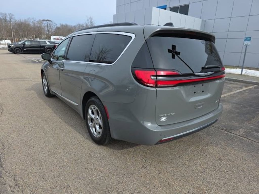 Used 2023 Chrysler Pacifica Limited Minivan
