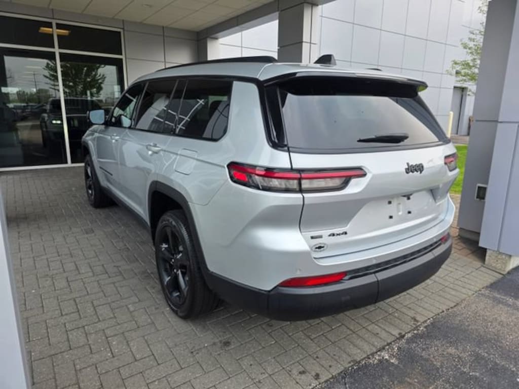 Used 2023 Jeep Grand Cherokee Altitude 4x4 SUV