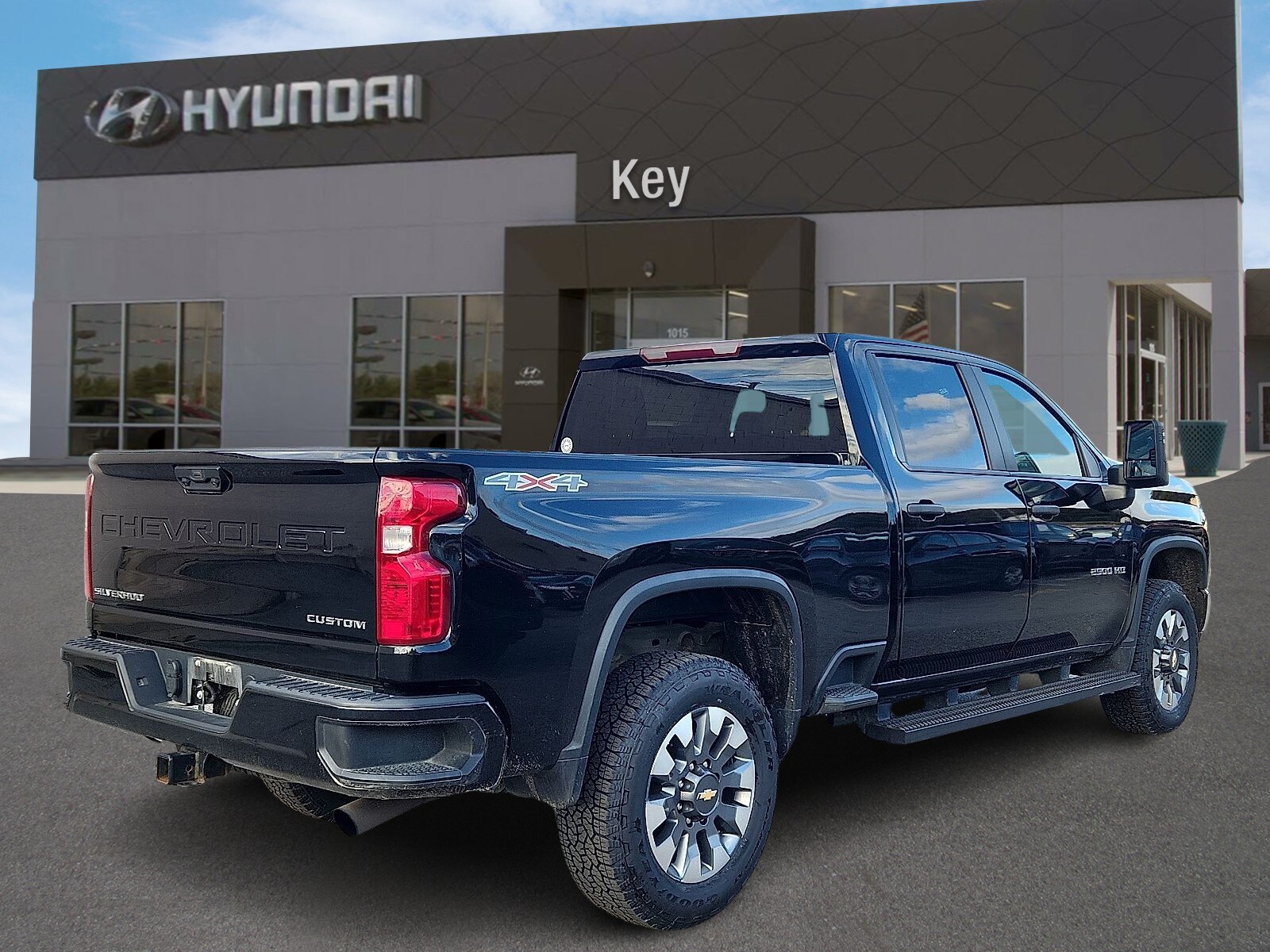 2023 Chevrolet Silverado 2500HD Custom photo 3