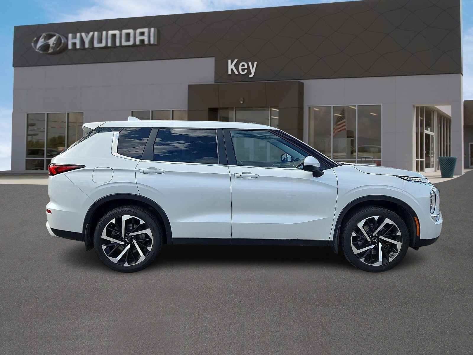 2023 Mitsubishi Outlander SE photo 2