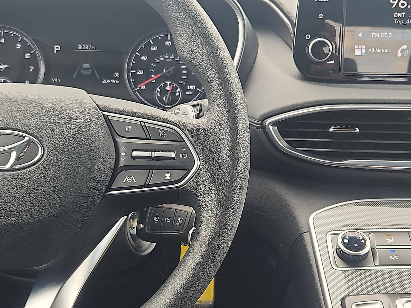 2023 Hyundai Santa Fe SE - Photo 16