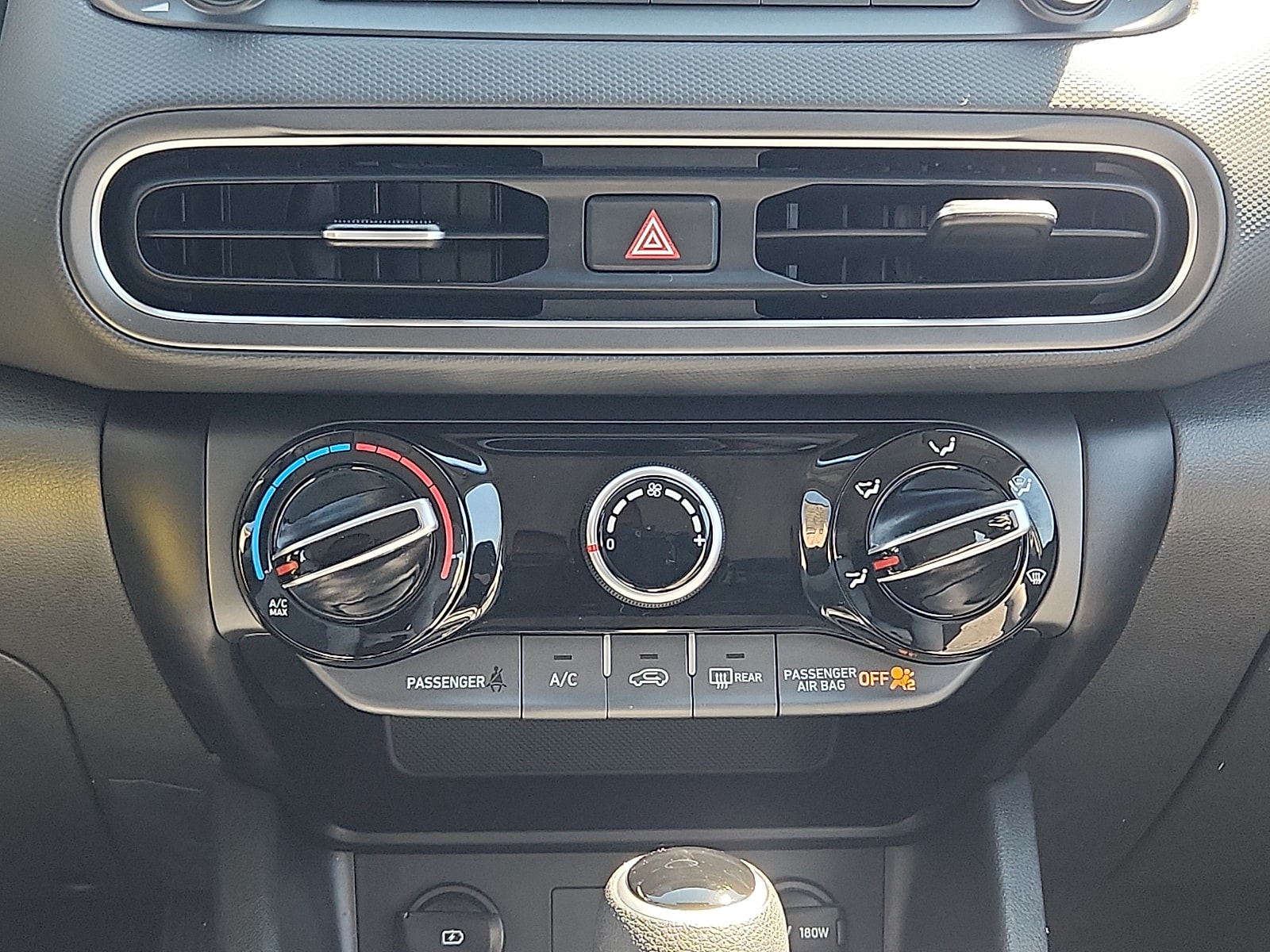 2023 Hyundai Kona SE - Photo 18