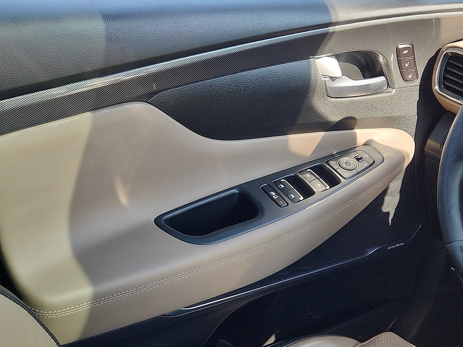 2022 Hyundai Santa Fe Limited - Photo 12