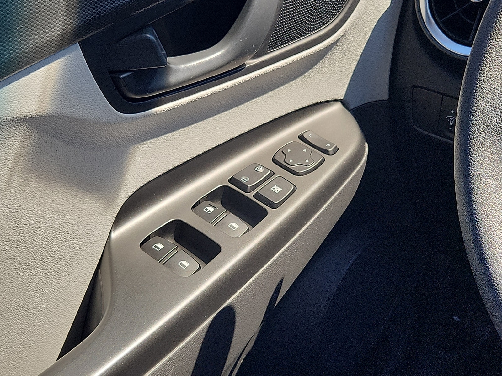 2023 Hyundai Kona SE - Photo 12
