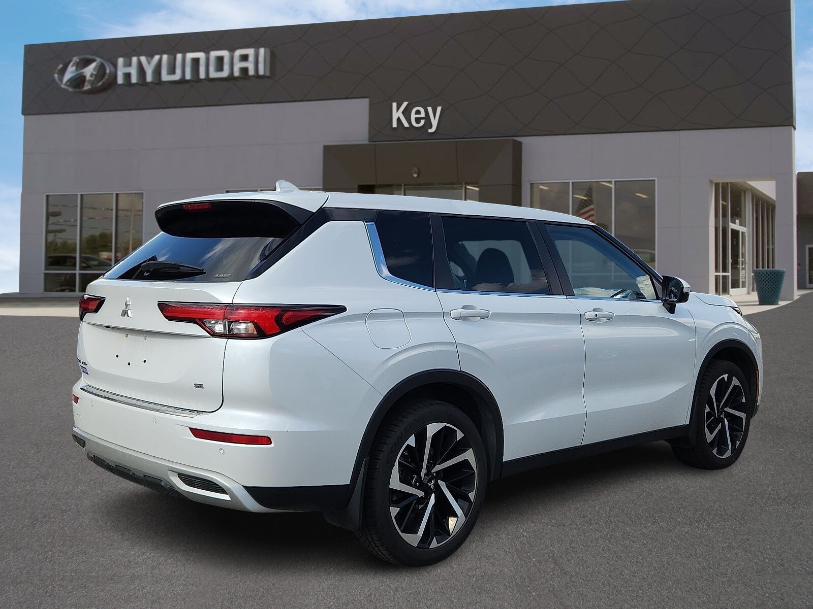 2023 Mitsubishi Outlander SE photo 2