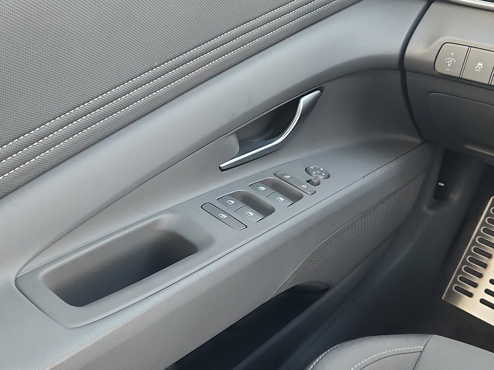 2025 Hyundai Elantra SEL - Photo 12