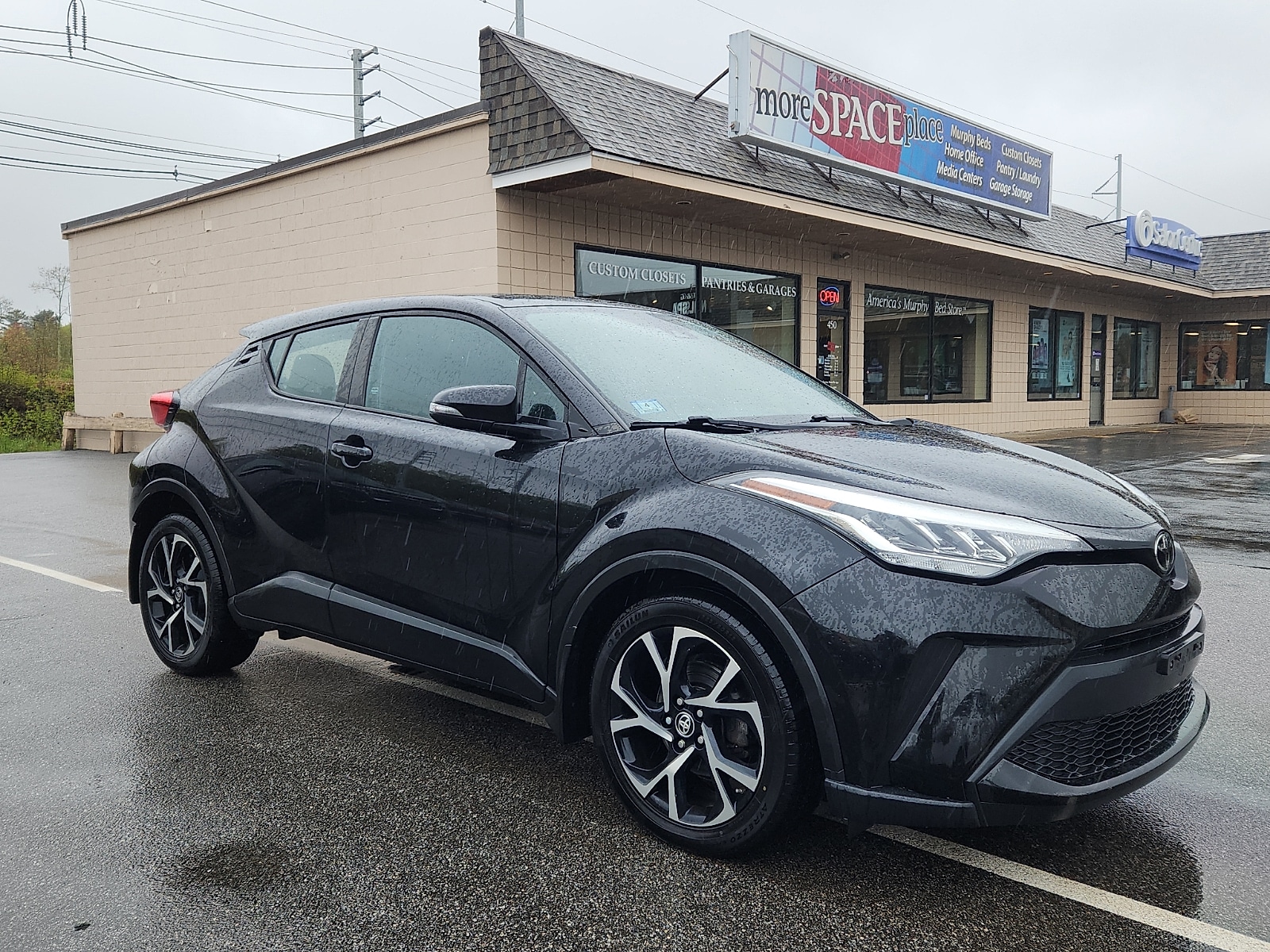 2021 Toyota C-HR XLE's photo