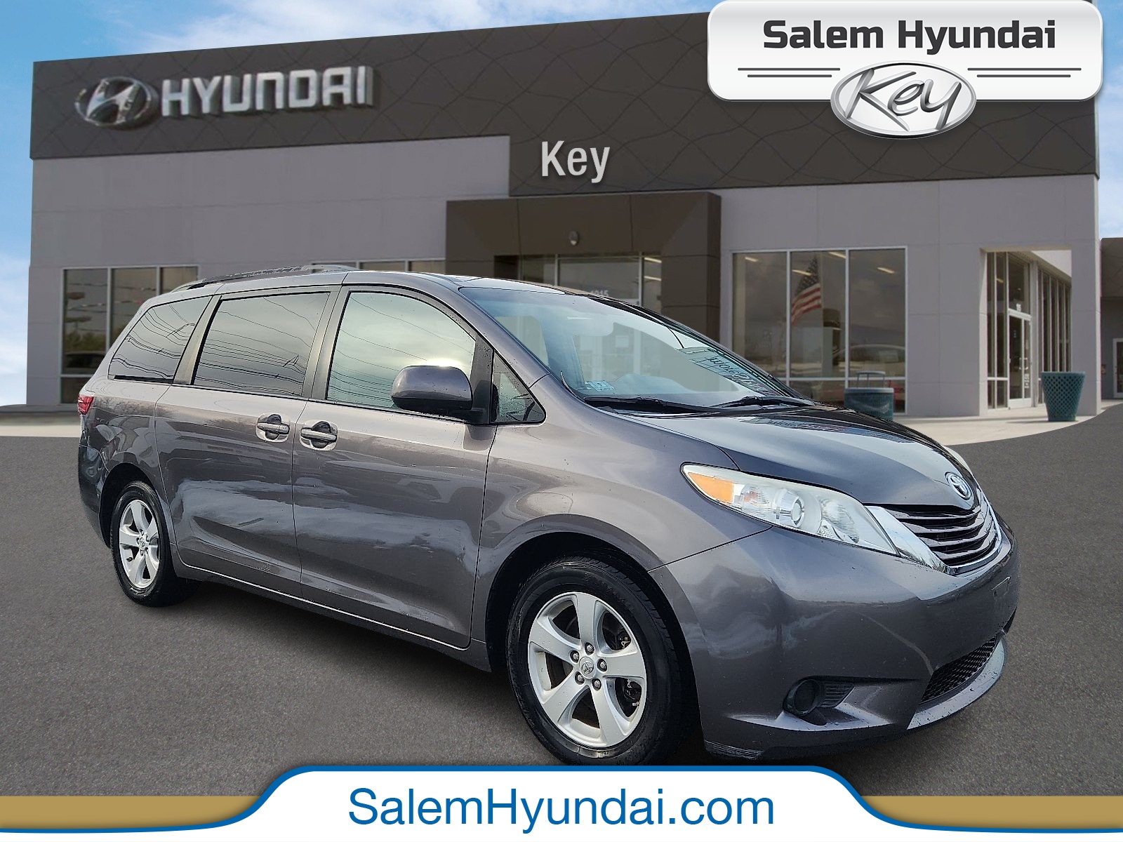 2015 Toyota Sienna LE's photo
