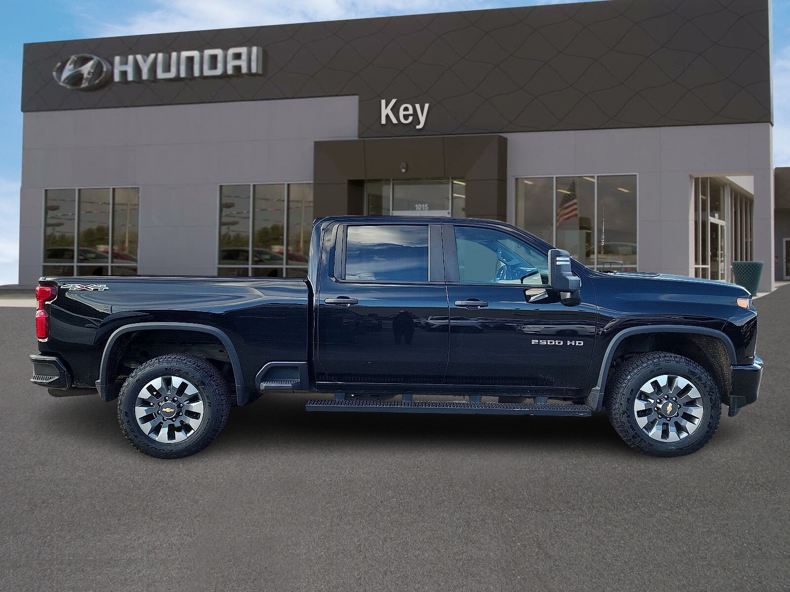 2023 Chevrolet Silverado 2500HD Custom photo 2