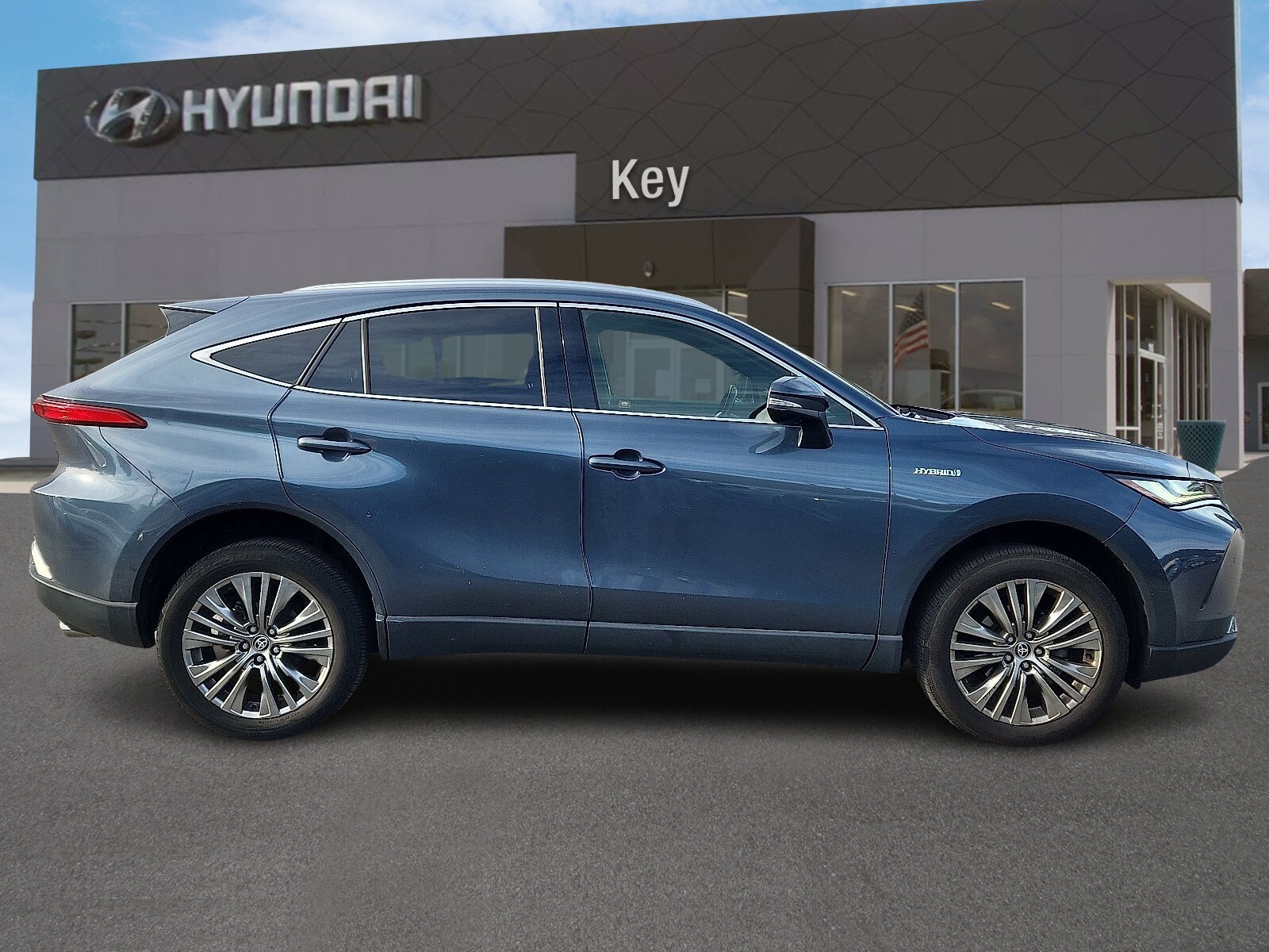 2021 Toyota Venza LE photo 2