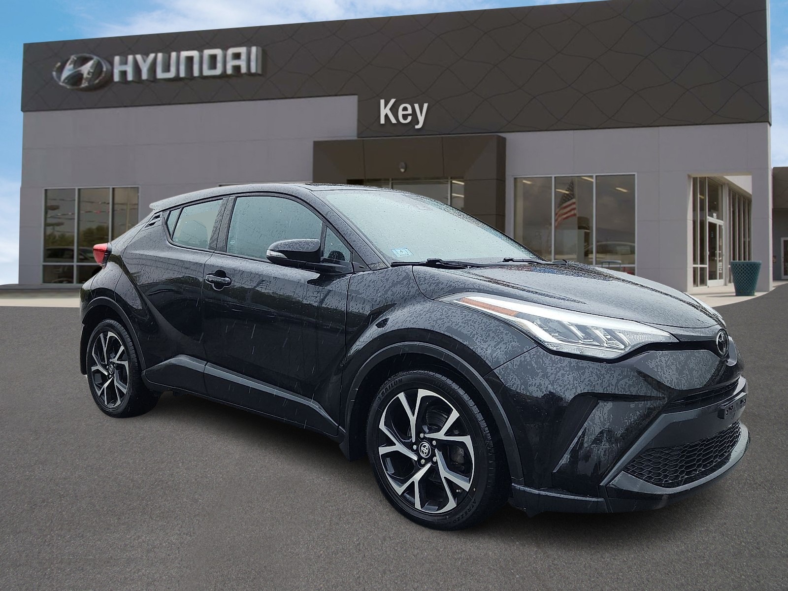 2021 Toyota C-HR XLE's photo