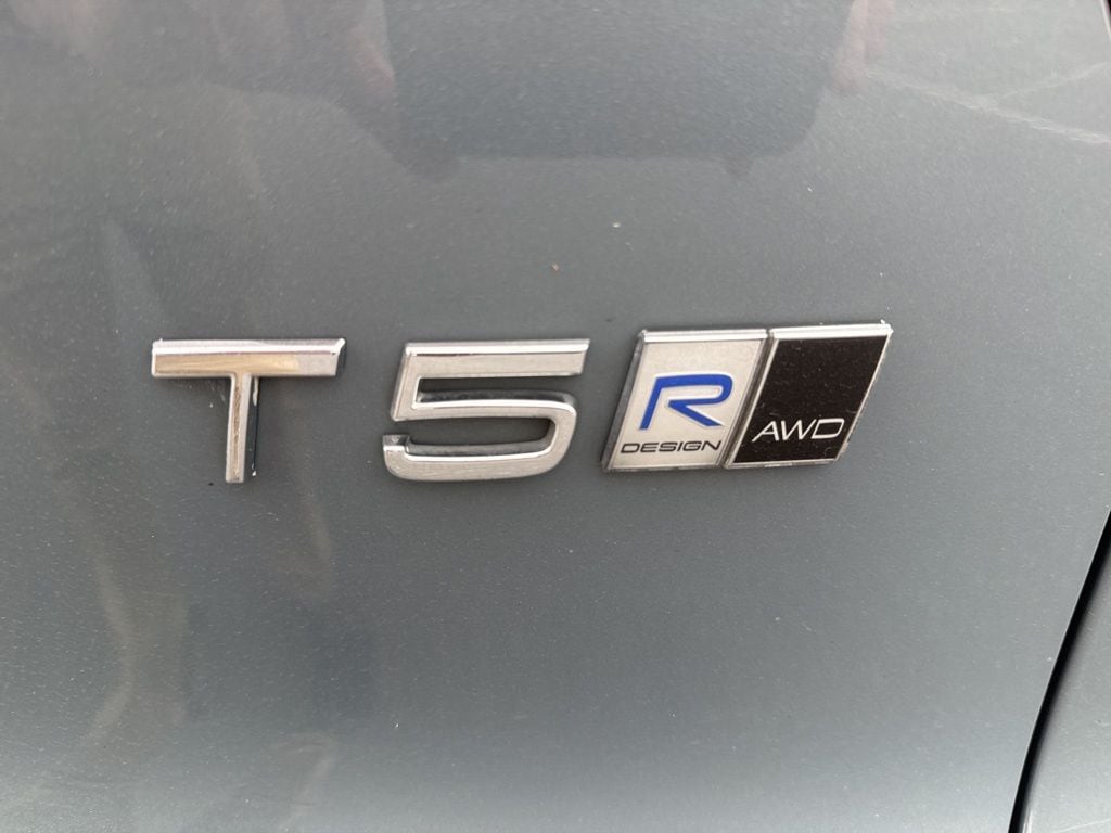 2020 Volvo XC40 R-Design photo 5
