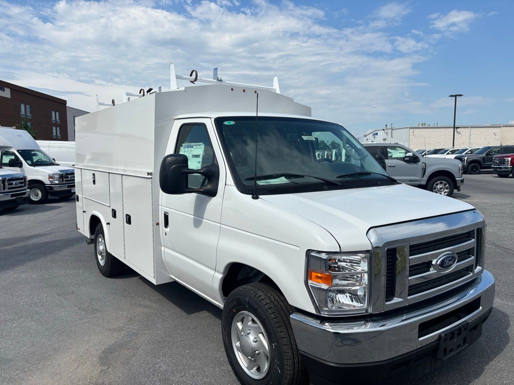 2025 Ford E-350 Base photo 4