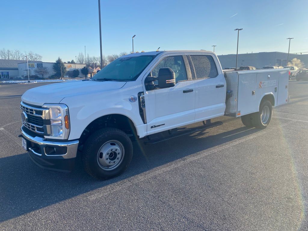 2025 Ford F-350 Super Duty Chassis Cab XL's photo
